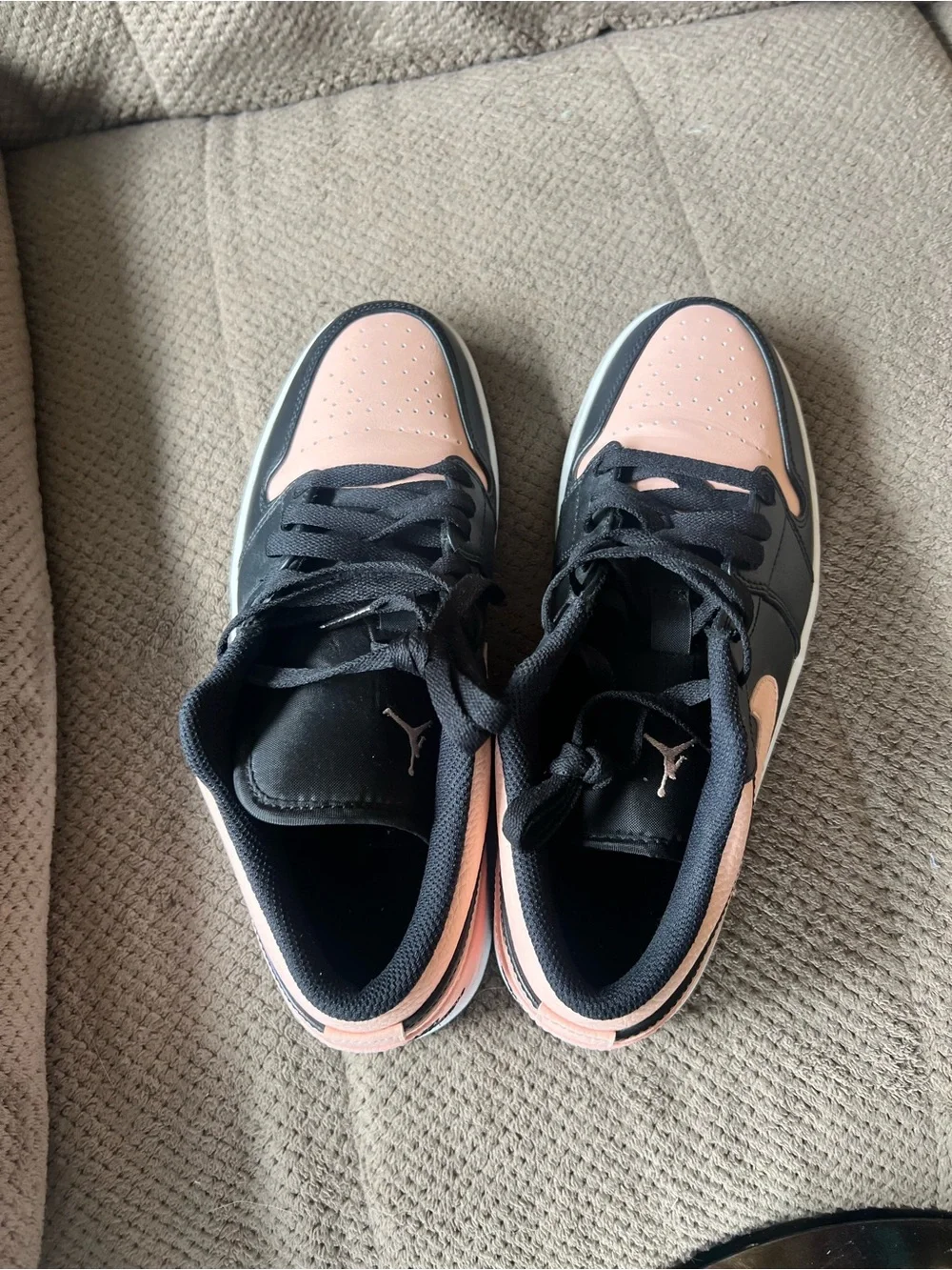 Air Jordan M10/W11.5 Low-Top Sneakers in Pink and Black